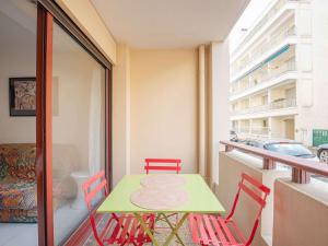 een balkon met een tafel en stoelen bij Studio Saint-Jean-de-Luz, 1 pièce, 4 personnes - FR-1-4-620 in Saint-Jean-de-Luz