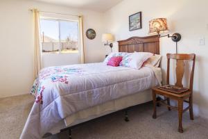 Postel nebo postele na pokoji v ubytování Your Home Sweet Home in Joshua Tree home + 5 fotografií