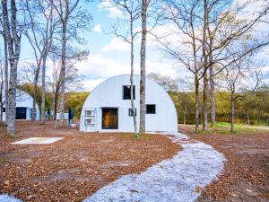 a white dome house in the woods at FOX&CRANE Cabin -TSURUI Sauna&Cabins- 