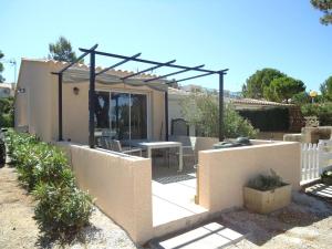 Vonkajšia záhrada v ubytovaní Gîte T2 avec Terrasse et Parking - Proche des Thermes - FR-1-503-147