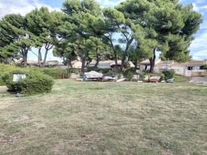 Vonkajšia záhrada v ubytovaní Gîte T2 avec Terrasse et Parking - Proche des Thermes - FR-1-503-147