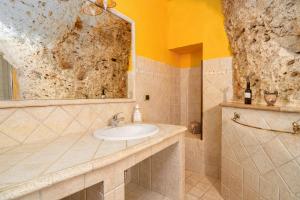 uma casa de banho com um lavatório e um espelho em La Casa dell' Etrusco em Tarquinia