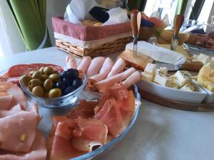 VILLA BEL CANTO في كريستيان: طاولة مقدمة مع أطباق من مختلف أنواع الطعام