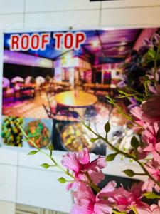 a table with pink flowers in front of a restaurant at MOONLIGHT HOMESTAY & HOSTEL in Jaipur