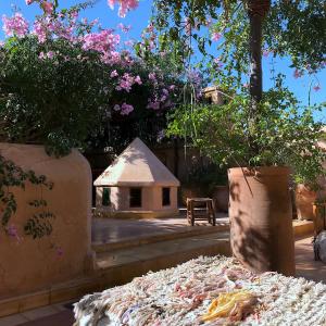 - une vue sur une cour avec une maison et des fleurs dans l'établissement Riad Dar Dallah, à Marrakech