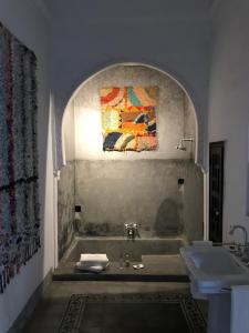 La salle de bains est pourvue d'un lavabo et d'une peinture murale. dans l'établissement Riad Dar Dallah, à Marrakech 22 autres photos