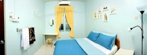 a blue bedroom with a bed and a window at EA Homestay Lembah Bujang Merbok in Bedung