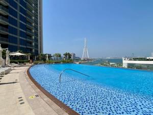 Bazén v ubytování Keysplease Amazing View 3 BR Apt 5242 Tower, Dubai Marina nebo v jeho okolí