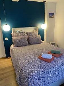 een slaapkamer met een bed met twee handdoeken erop bij L'ELEGANTE in Fécamp