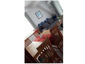 uma sala de estar com uma mesa e cadeiras e um sofá em Appartement Buesum GT33-4 em Büsum