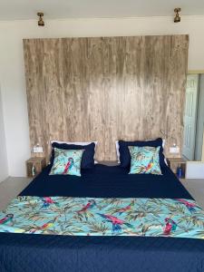 una camera da letto con letto blu con lenzuola e cuscini blu di Cosy Corner a La Gaulette