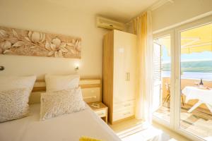 um quarto com uma cama e vista para o oceano em Marva stylish Mediterranean accomodation with beautiful view em Zubovići