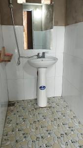 La salle de bains est pourvue d'un lavabo et d'un miroir. dans l'établissement huy homestay, à Ha Giang