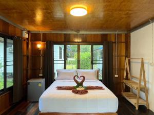 Postel nebo postele na pokoji v ubytování Koh Jum Paradise Resort