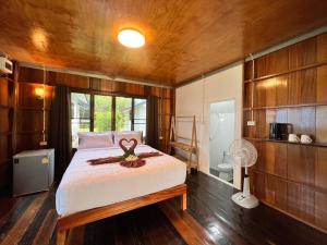 En eller flere senge i et værelse på Koh Jum Paradise Resort