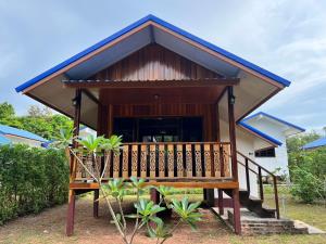 un pequeño edificio con un banco delante en Koh Jum Paradise Resort, en Ko Jum