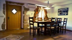 Dobrinj的住宿－Villa Rustica，一间带桌椅的用餐室