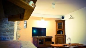 Dobrinj的住宿－Villa Rustica，客厅设有壁挂式平面电视。
