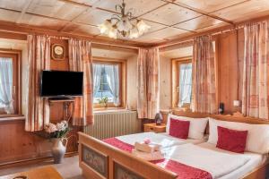 A television and/or entertainment centre at Ferienhaus Wechner