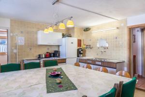 A kitchen or kitchenette at Ferienhaus Wechner