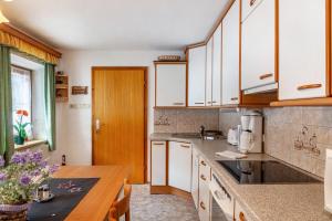 A kitchen or kitchenette at Ferienhaus Wechner