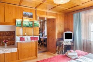 A television and/or entertainment centre at Ferienhaus Wechner