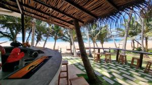 - une table avec une planche de surf sur la plage dans l'établissement Dickwella Beach, à Dikwella