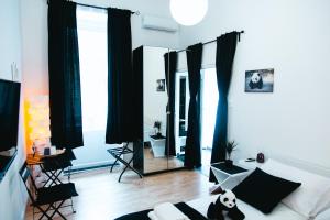 Istumisnurk majutusasutuses Black & White Apartment with a gift soft PANDA