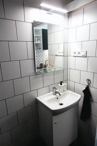 Vannituba majutusasutuses Black & White Apartment with a gift soft PANDA