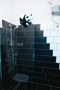 Kúpeľňa v ubytovaní Black & White Apartment with a gift soft PANDA + 16 fotografií