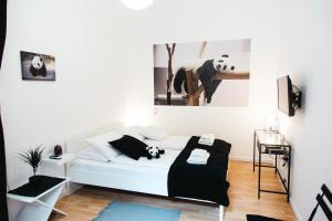 Posteľ alebo postele v izbe v ubytovaní Black & White Apartment with a gift soft PANDA