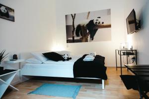 Posteľ alebo postele v izbe v ubytovaní Black & White Apartment with a gift soft PANDA
