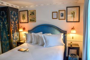 - une chambre avec un lit et des oreillers blancs dans l'établissement La Chambre du Marais, à Paris