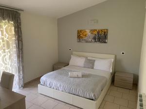 ein Schlafzimmer mit einem Bett und einem Bild an der Wand in der Unterkunft Affittacamere" SANTA LUCIA" in Roccarainola