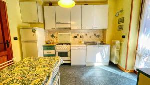 A kitchen or kitchenette at Appartamento Des Amis - Affitti Brevi Italia Még 19 kép