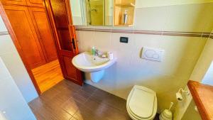 A bathroom at Appartamento Des Amis - Affitti Brevi Italia