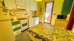 A kitchen or kitchenette at Appartamento Des Amis - Affitti Brevi Italia
