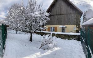 Obiekt Gîte du Hibou - jolie dépendance sur verger zimą