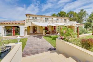 vista esterna di una casa con giardino di O' Cocooning - Appart dans Bastide proche Aix a Rousset