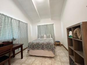 1 dormitorio con 1 cama y vestidor en Big Island Waterfall Home Entire 2 bed 1 bath, en Ninole