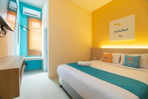 Tempat tidur dalam kamar di Sans Hotel Bubulak Bogor