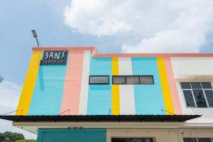Sans Hotel Bubulak Bogor في بوغور: مبنى ملون مع علامة عليه