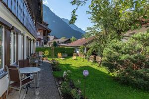 patio con mesa y sillas en Ferienwohnung Minge, en Mittenwald