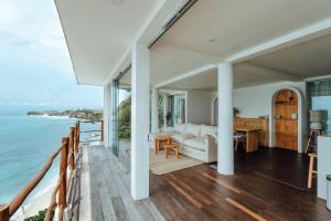 ein Wohnzimmer mit Meerblick in der Unterkunft Bingin Low Tide in Uluwatu