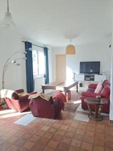 uma sala de estar com sofás e uma mesa em L'Autre Maison em Cotignac