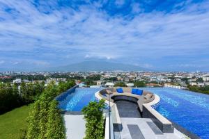 une piscine avec vue sur une ville dans l'établissement Sky River, Luxury Infinity, Center Chiang Mai, à Chiang Mai