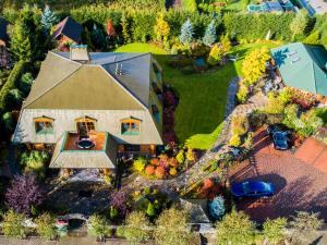 een luchtzicht op een groot huis met een tuin bij RetroHouse in Reda