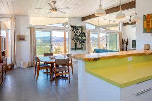 cocina y comedor con mesa y sillas en Las Alas del Sol- A Desert Architectural Gem home, en Joshua Tree