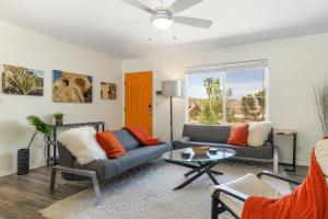 Χώρος καθιστικού στο Serenity Sands - Hot Tub, BBQ and Fire Pit! home
