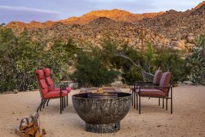 drie stoelen en een vuurplaats in de woestijn bij La Luna Azul - Privacy in the Boulders with Hot Tub & Fire Pit home in Joshua Tree